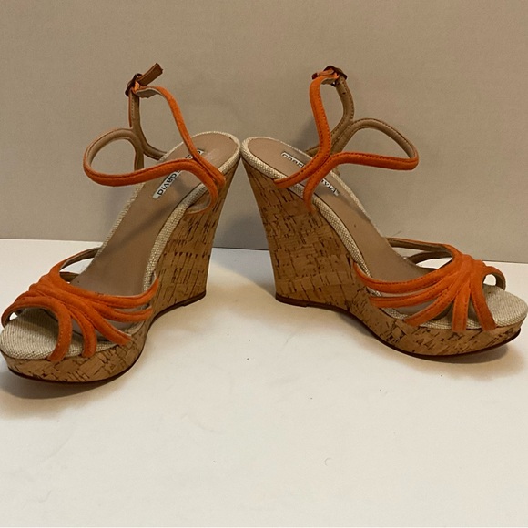 Charles David Orange Wedges 8 - Picture 10 of 13